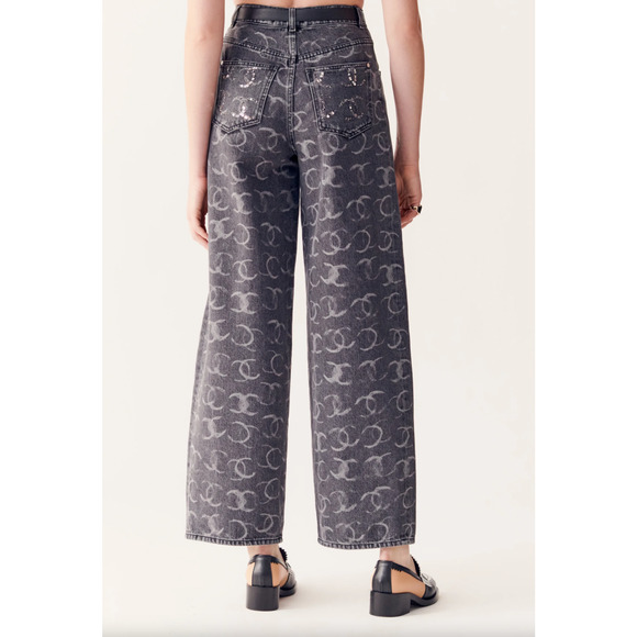 Chanel 23B Runway Black Denim White CC Printed Logo Baggy Oversized Jeans 36 - Picture 1 of 11